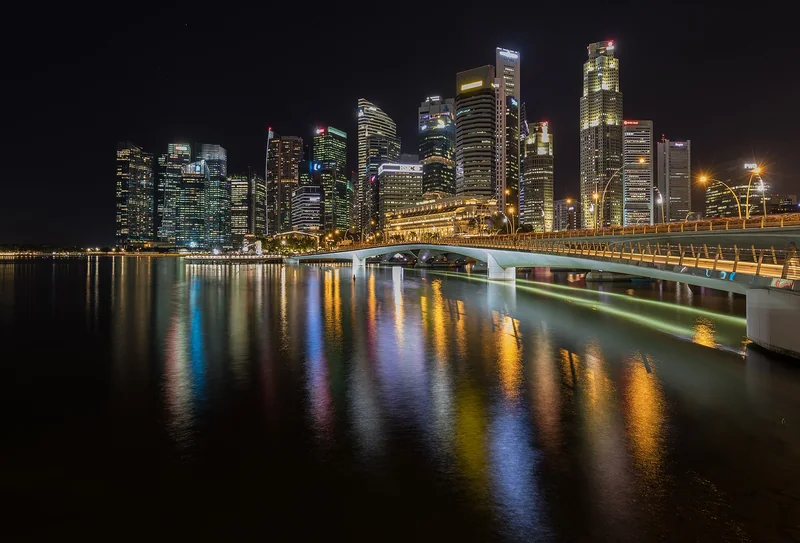 滨海湾水面映出中央商业区和滨海艺术中心桥的夜间灯光