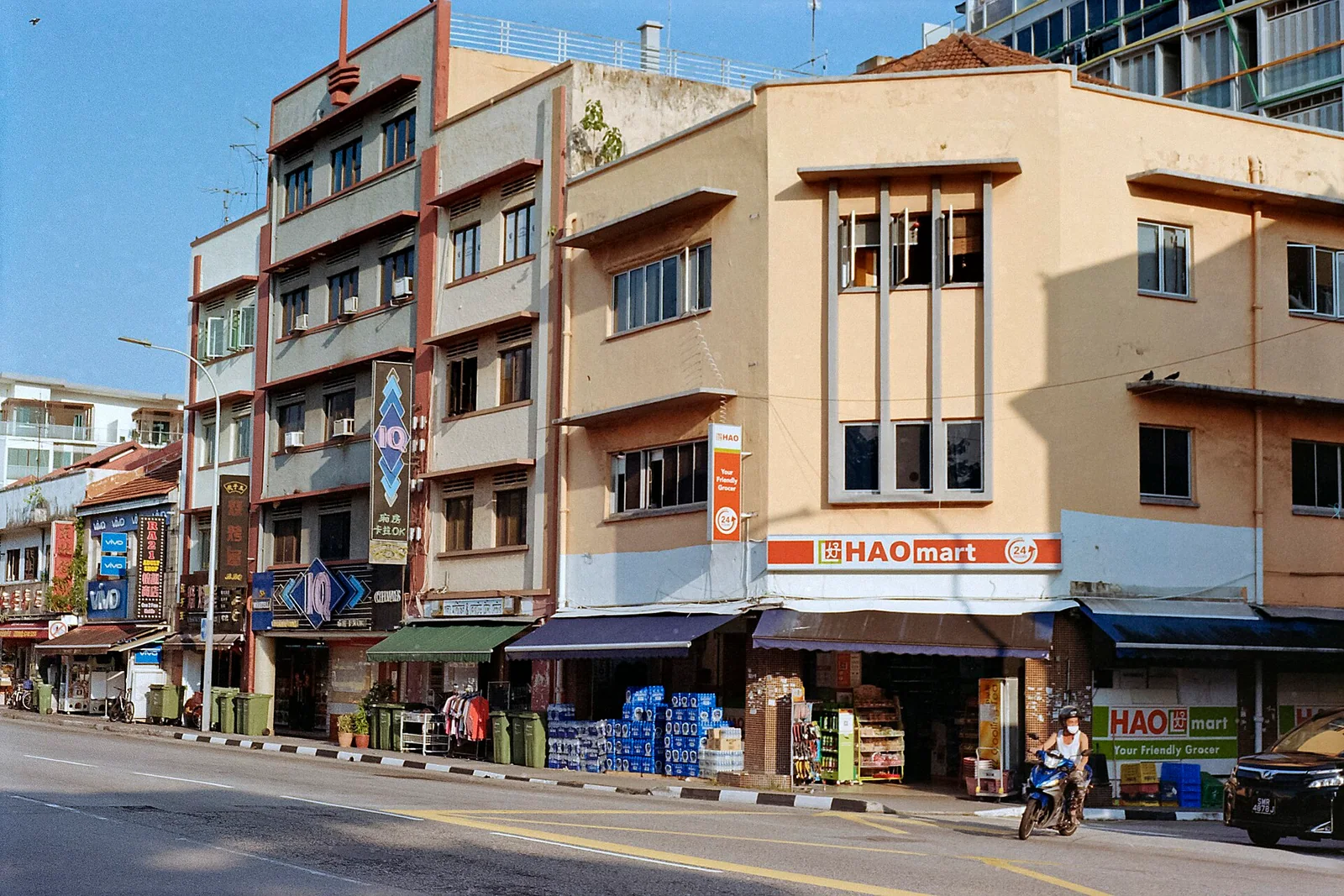 芽笼路上连续排列的彩色店屋立面