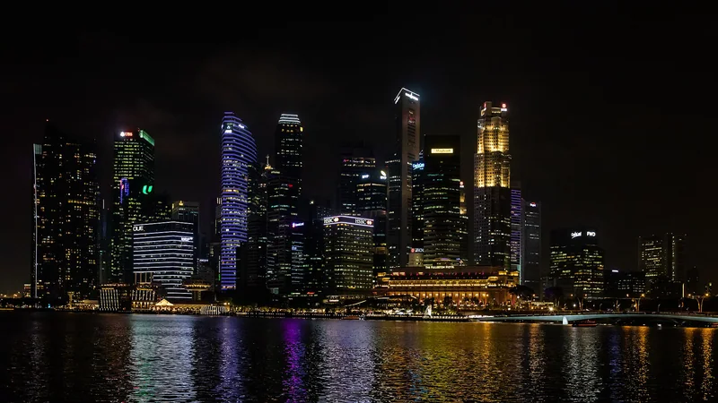 滨海湾夜间的建筑灯光与水面倒影